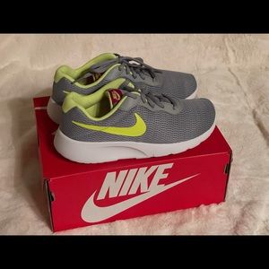 NWT 4.5 Youth Nike Tanjun Boys Sneakers